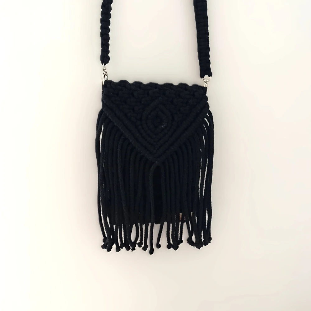 Macrame kabelka na mobil černá
