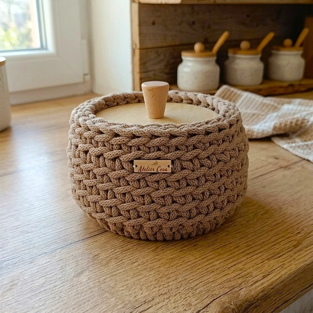 Háčkovaný košík s poklopem malý cappuccino