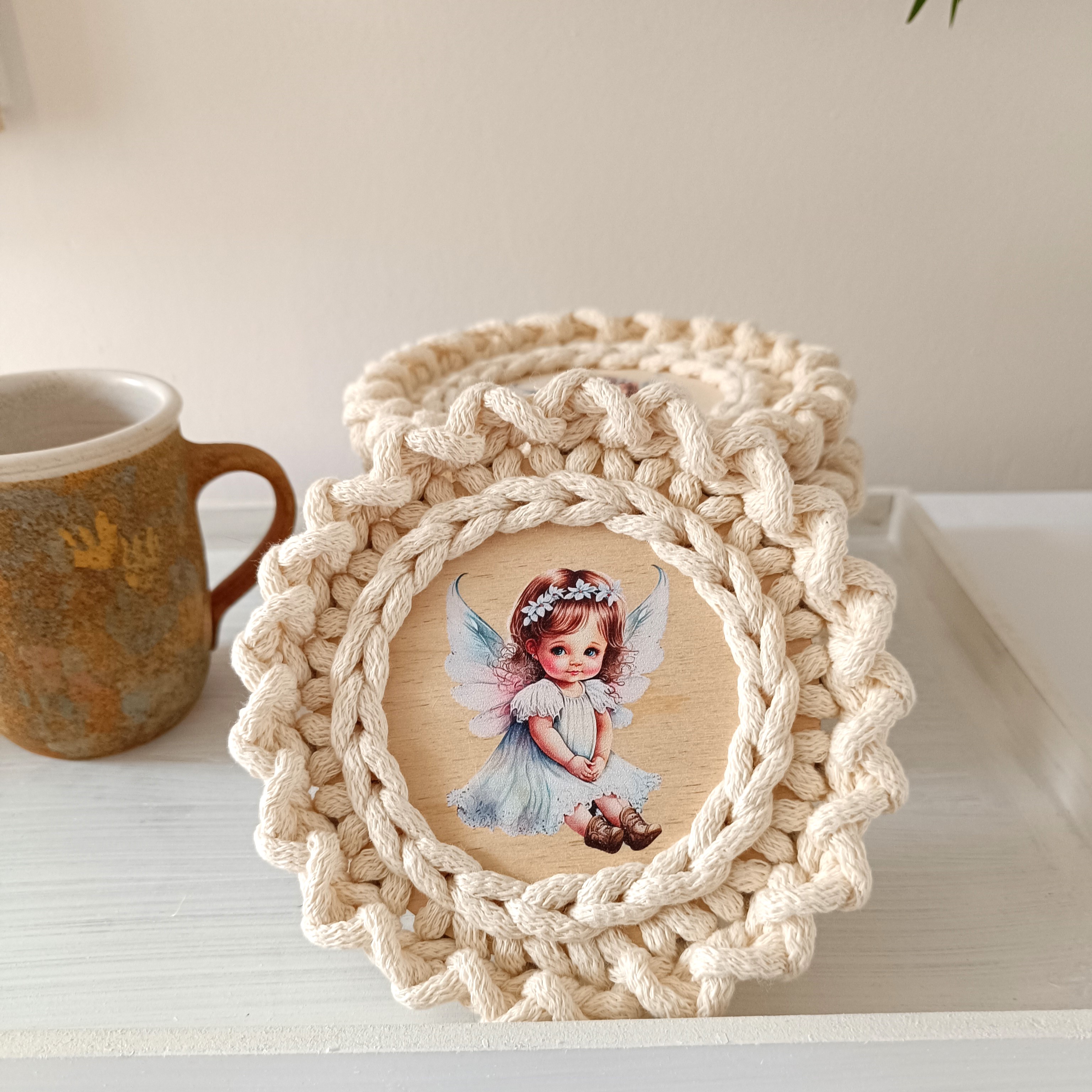 Háčkovaný podtácek andílek
