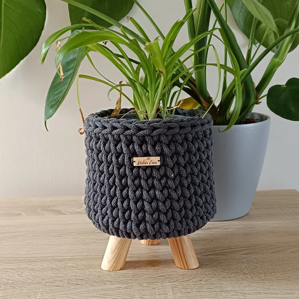 Háčkovaný obal/stojan na květináč - tm. šedý