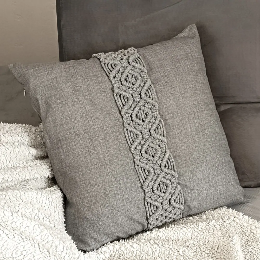 Polštář s macrame aplikací s výplní