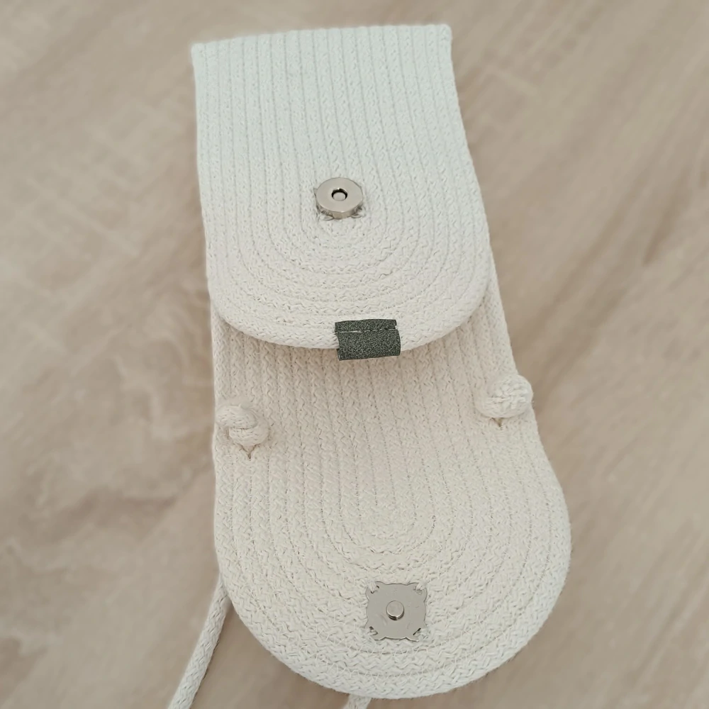 Šitá kabelka na mobil - smetanová