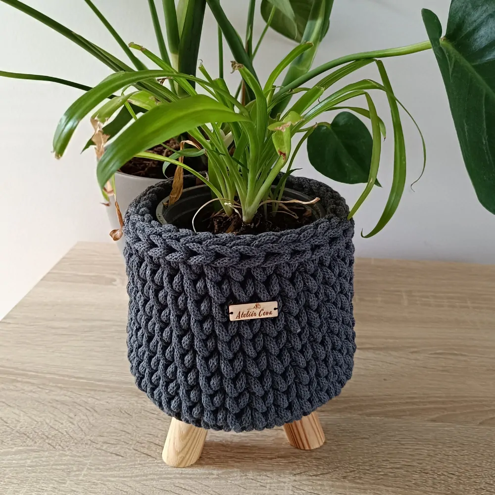 Háčkovaný obal/stojan na květináč - tm. šedý