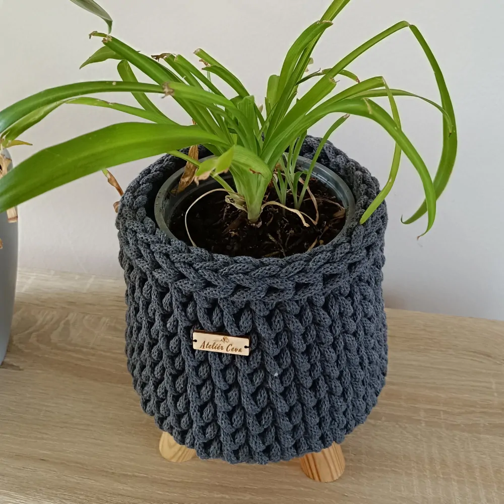 Háčkovaný obal/stojan na květináč - tm. šedý