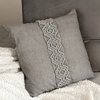 Polštář s macrame aplikací s výplní